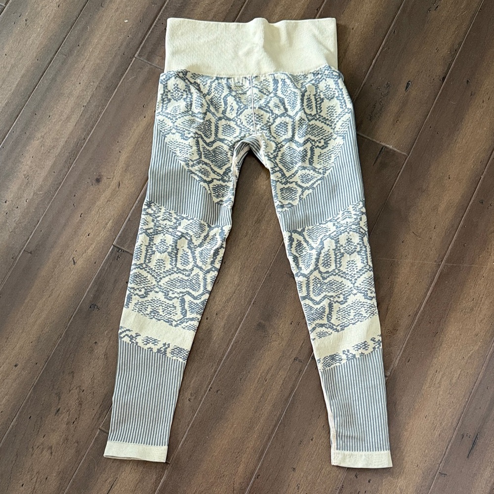 MAXXIM Kids Snake Print Seamless Leggings - Size Medium 🐍 Stretchy & Stylish!